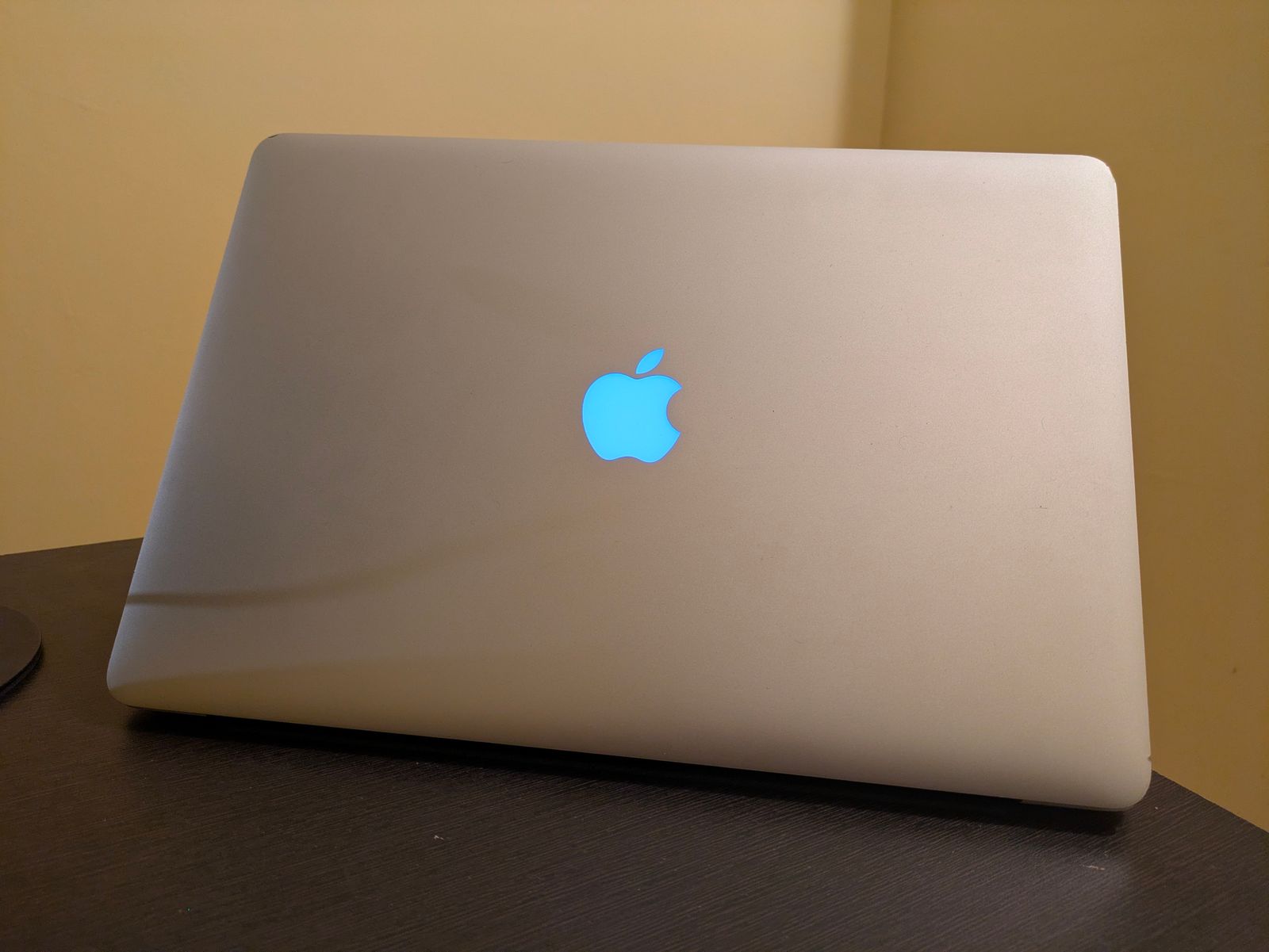 Apple MacBook Pro Mid-2014, Lit Apple Logo